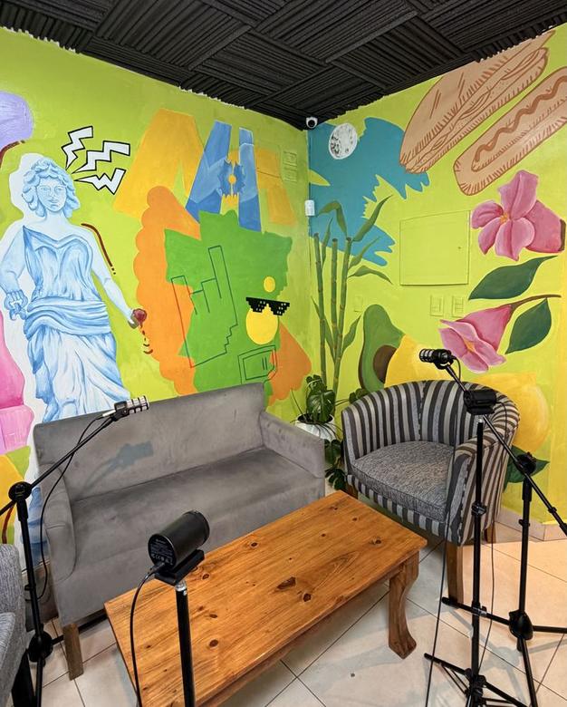 Living de conversación de Norstream: sillones, mesa baja y mural pintado a mano