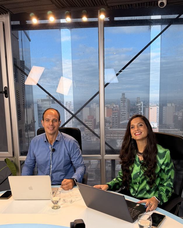 Conducción de un programa en la sala con vista a la ciudad del estudio de Norstream