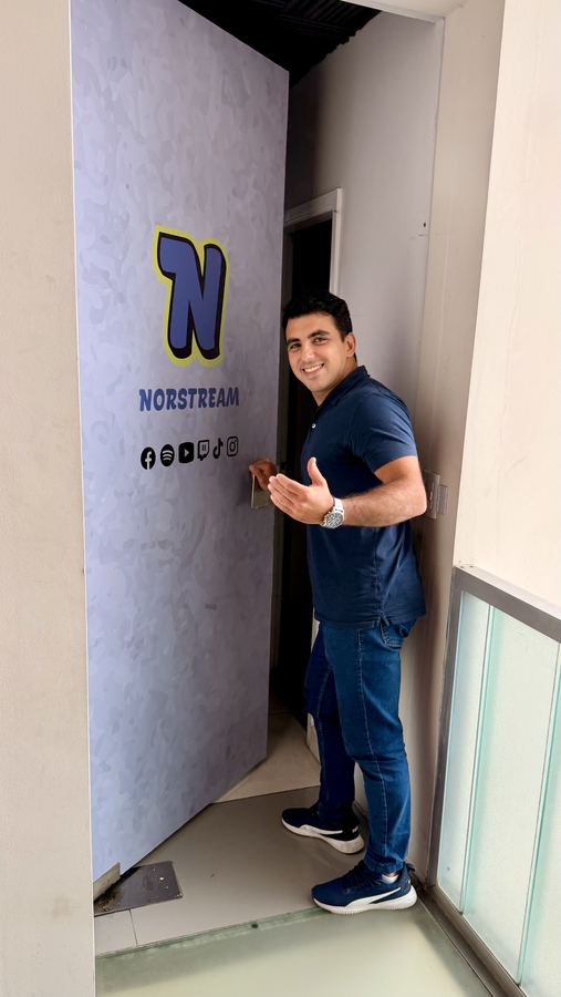 Puerta de acceso al estudio de Norstream, señalizada con el isotipo y el logotipo del canal