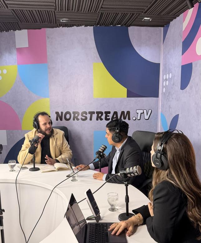 Programa en el set principal de Norstream con tres personas al aire