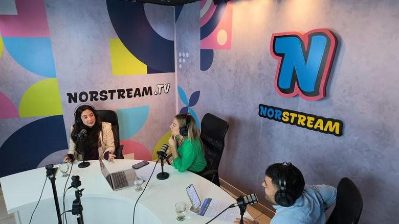 Mesa del estudio de Norstream durante una grabación, con micrófonos, auriculares y notebooks