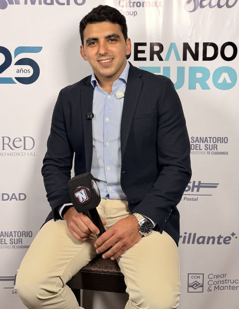 Cobertura de Norstream en el encuentro Liderando Futuro de UNAJE, con micrófono del canal