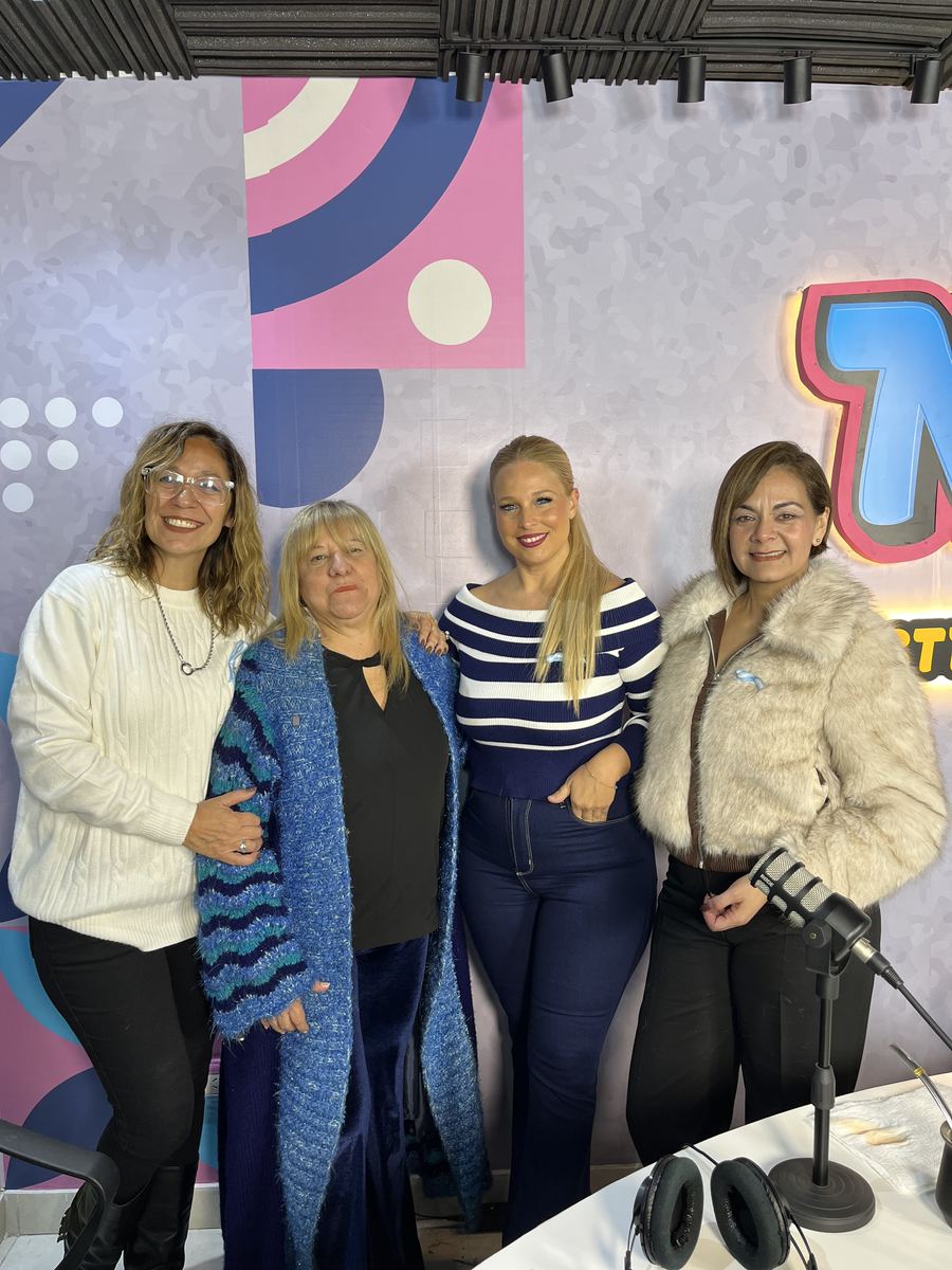 Grabación de un programa en el set principal de Norstream: cuatro conductoras frente a los micrófonos